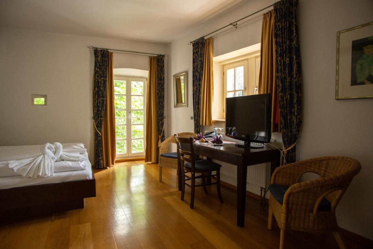 Hotel Burg Kerpen Illingen  ภายนอก รูปภาพ